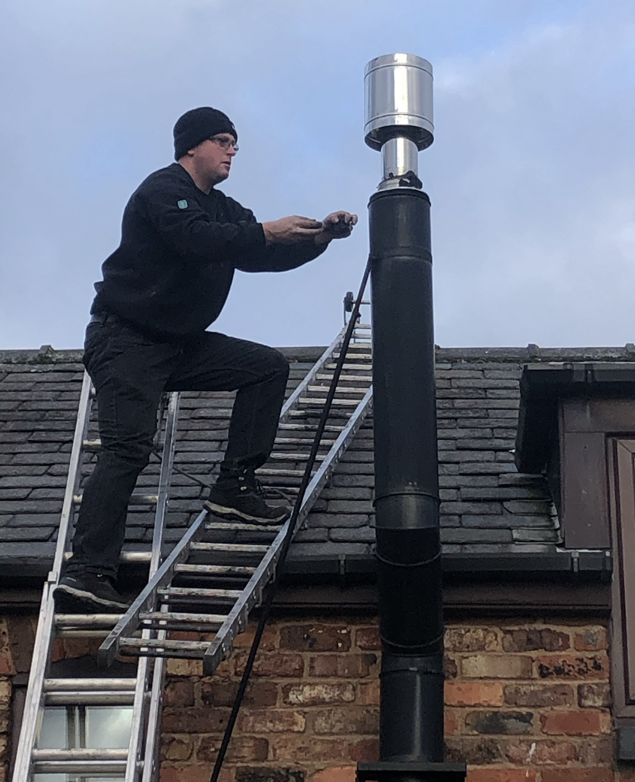 Fitting section to chimney flue